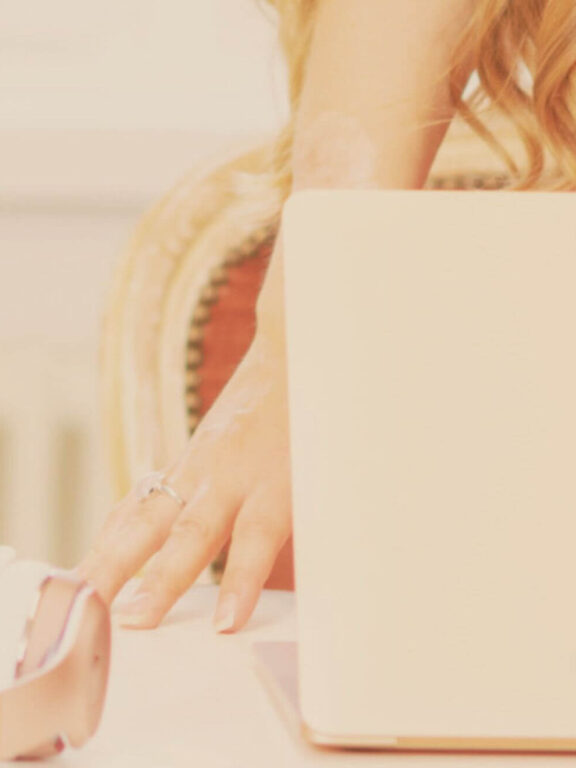 selina-naef-haende-laptop